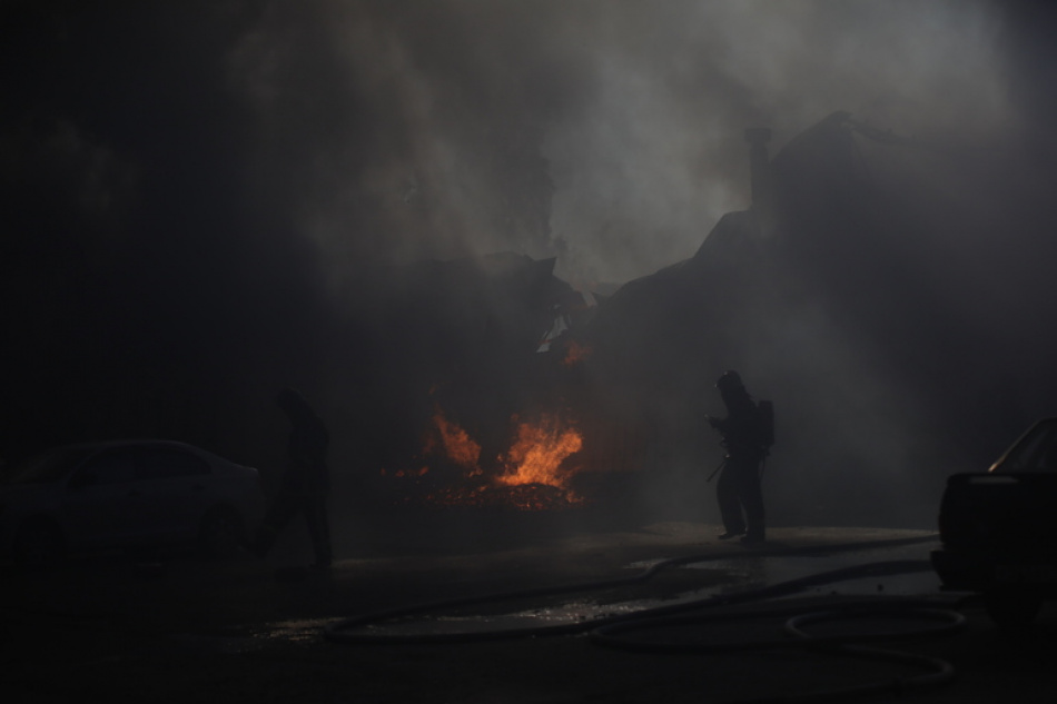 В Пушкинском районе спасатели несколько часов боролись с огнем в крупном автосервисе